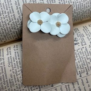 Beautiful Vintage White Floral Stud Earrings